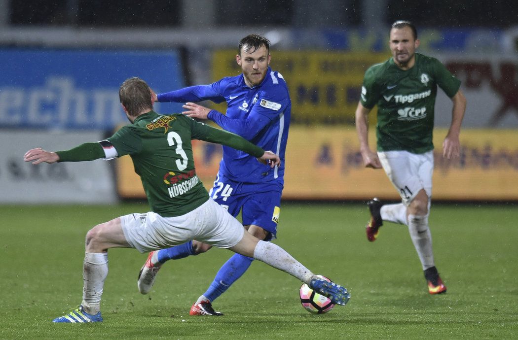 Jablonecký Tomáš Hübschman (vlevo), Daniel Bartl z Liberce a Petr Jiráček z Jablonce