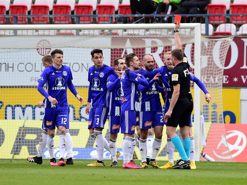 Hlavní sudí Petr Hocek uděluje červenou kartu pro olomouckého Pabla Gonzáleze z Olomouce (uprostřed)