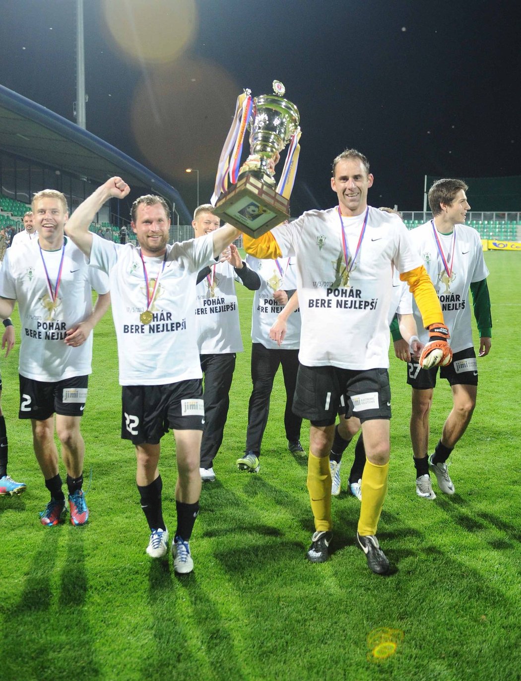 Jablonečtí fotbalisté se radují ze zisku poháru