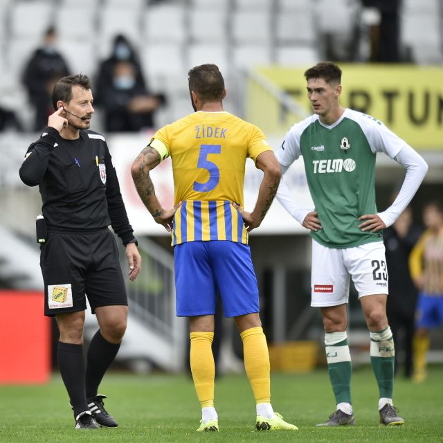 Situace předcházející neuznané brance Jakuba Považance v zápase Jablonce s Opavou, na snímku sudí Karel Hrubeš (vlevo) a Jan Žídek (v popředí) s Tomášem Čvančarou (vpravo)