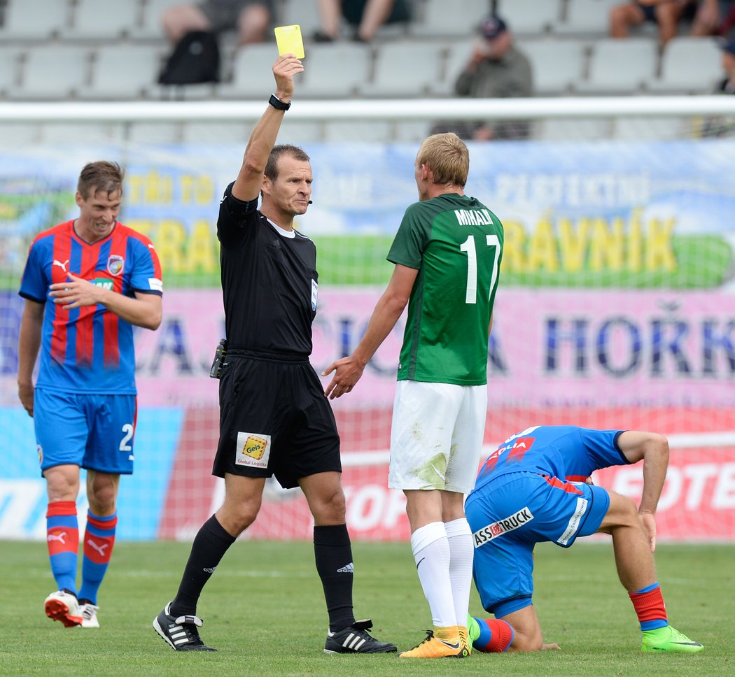 Sudí Pavel Královec ukazuje žlutou kartu Ondřeji Mihálikovi