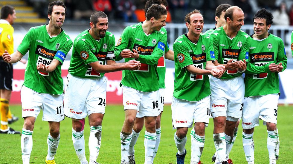 Fotbalisté Jablonce se radují typickým způsobem z gólu.
