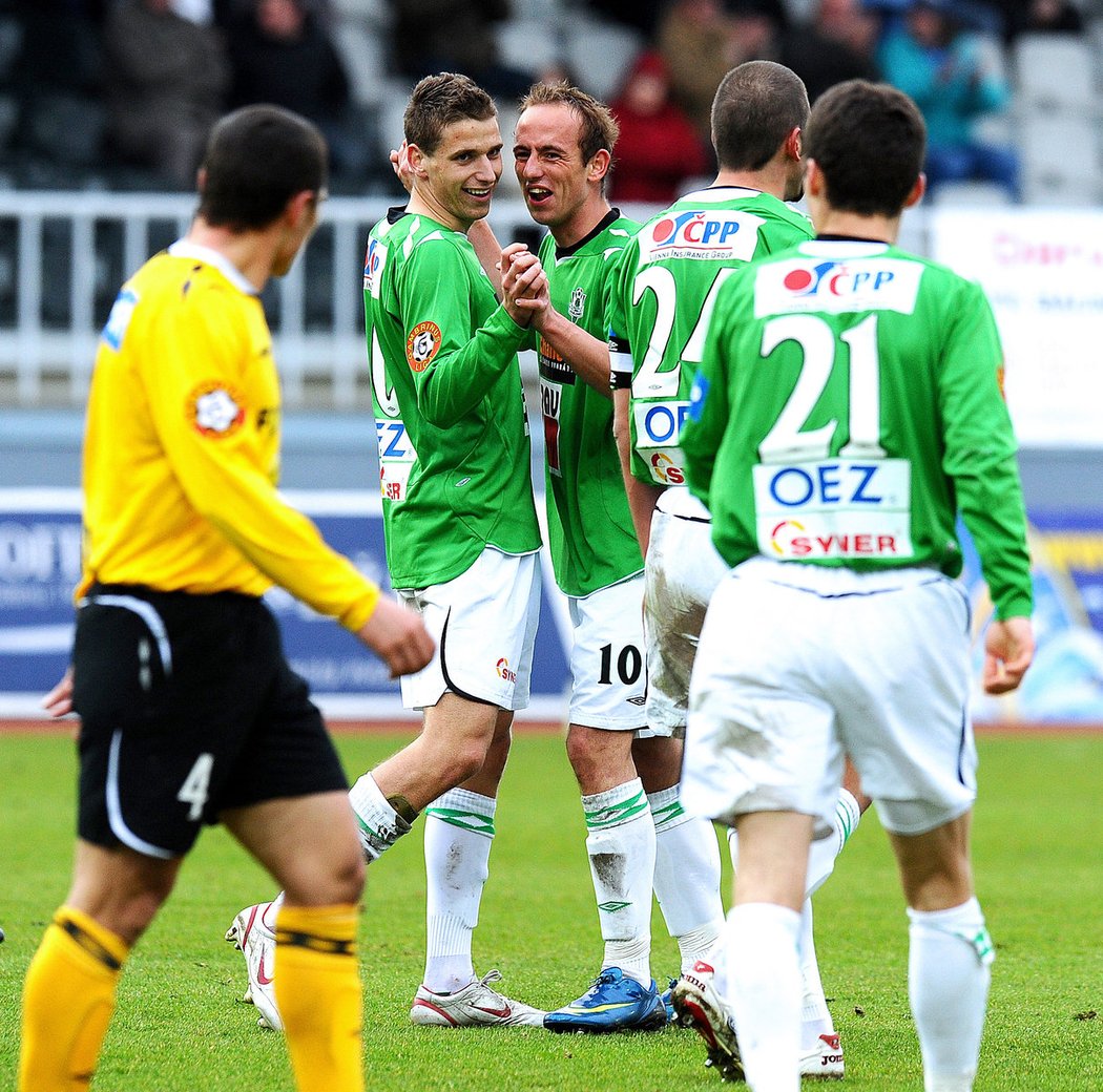 Jablonečtí fotbalisté Jan Kovařík (vlevo) a Tomáš Jablonský se radují z gólu.