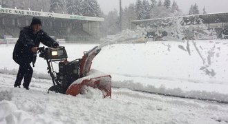 Sníh už úřaduje! V Jablonci zapadl stadion, s Hradcem se hrát nebude