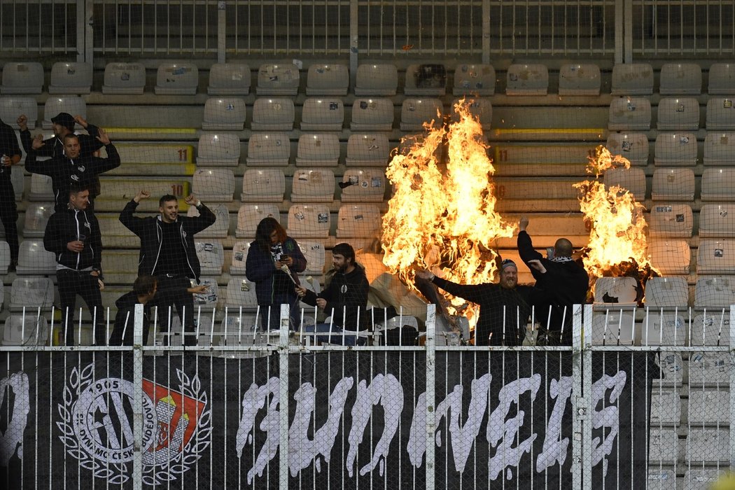 Českobudějovičtí fanoušci pálili sedačky na Střelnici