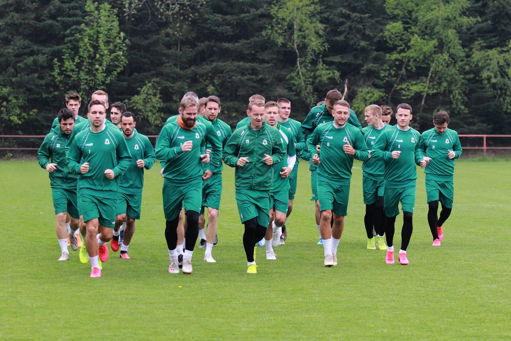 Fotbalisté Jablonce na prvním společném tréninku po uvolnění státních opatření spojených s pandemií koronaviru