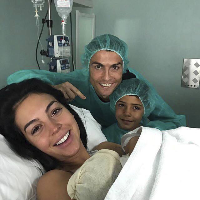 2017. Takhle Ronaldo pózoval v porodnici po narození čtvrtého potomka, dcery Alany Martiny. Spolu s ním partnerka Georgina a syn Cristiano jr.