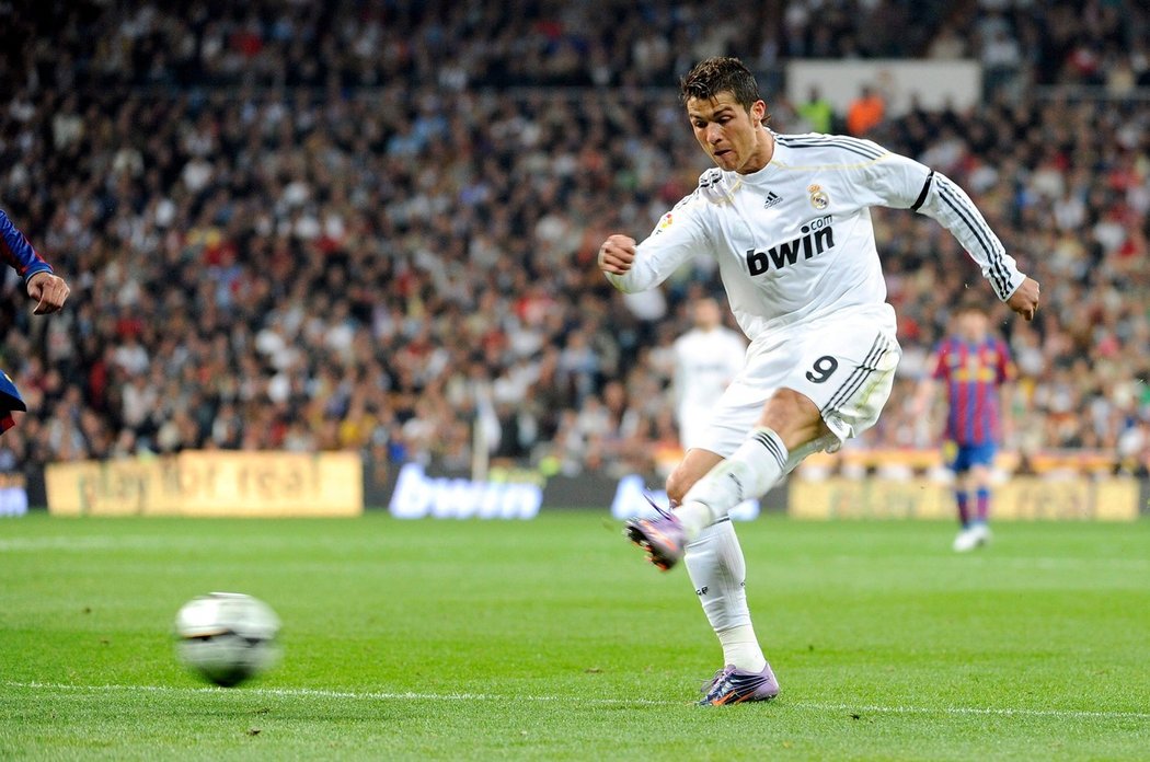 2010. Jasně, CR7. Pod touhle značkou zná dnes Cristiana každý. Ale první sezonu v Realu nosil na dresu devítku, se sedmičkou tehdy hrál Raúl González, klubová legenda.