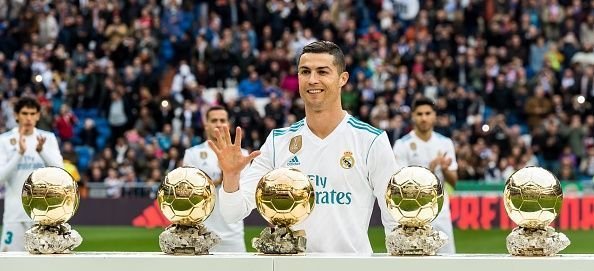 2017. Zlatých míčů postupem času přibývalo. Takhle jich v Madridu představil všech pět najednou, včetně toho nejčerstvějšího.