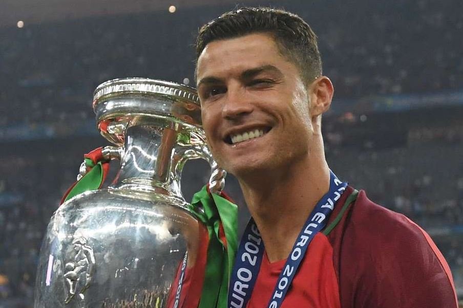 2016. Na čtvrtý pokus to vyšlo. Ronaldo dotáhl Portugalsko k triumfu na mistrovství Evropy a splnil si sen vyhrát něco velkého pro svou zemi.