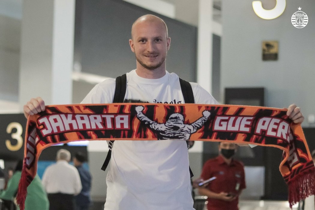 Český útočník Michael Krmenčík se šálou svého nového klubu, celku Persija Jakarta