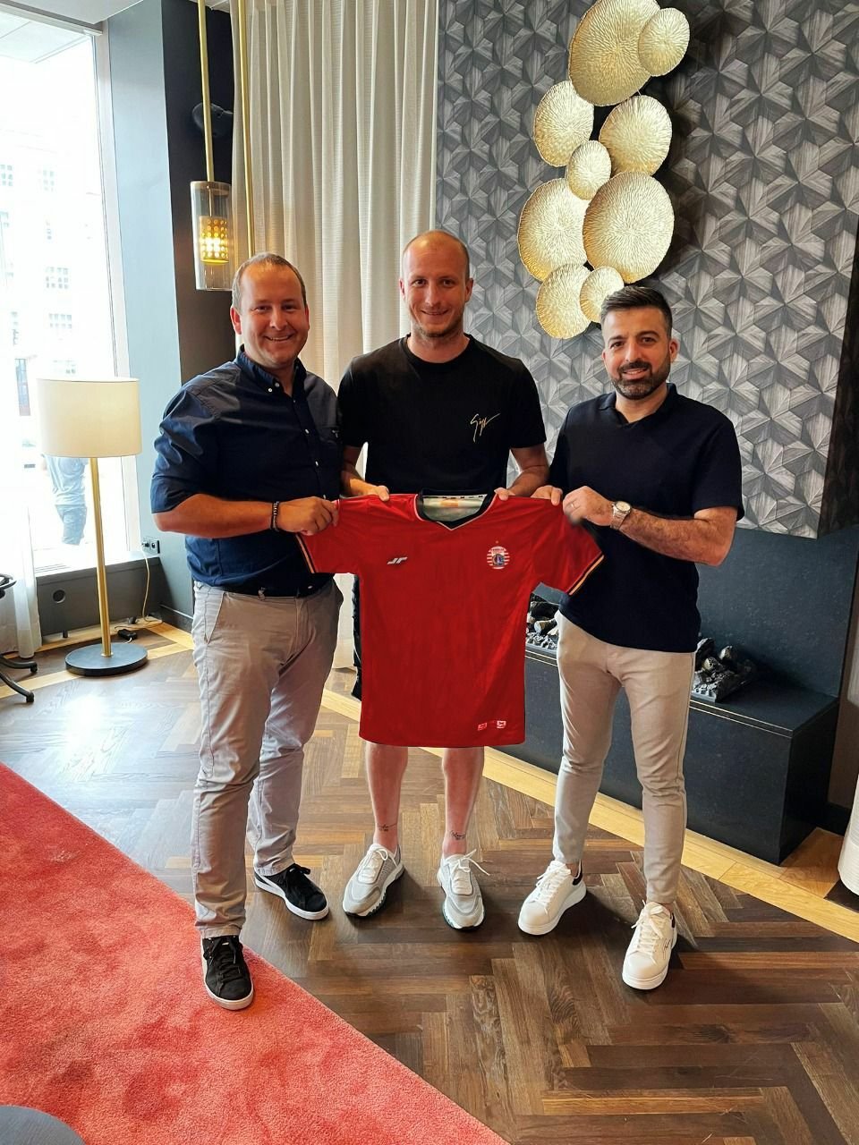 Michael Krmenčík s dresem nového zaměstnavatele, indonéského klubu Persija Jakarta, vlevo hráčův agent Daniel Smejkal a jeho partner na exotické země Feras Ali