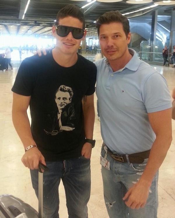James Rodríguez po příletu do Madridu na letišti Barajas