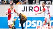 Jan Bořil předává po vyloučení kapitánskou pásku Jan Bořil předává po vyloučení kapitánskou pásku