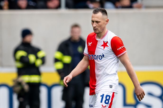 Jan Bořil odchází po červené kartě do šaten Jan Bořil odchází po červené kartě do šaten