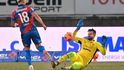 Brankář Jan Hanuš zasahuje proti Tomáši Ladrovi