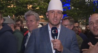 Albánci narušili živý vstup redaktora ČT: ani se nehnul, minuta s čepičkou Albánci narušili živý vstup redaktora ČT: ani se nehnul, minuta s čepičkou