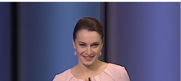 Jana Peroutková při moderování zpráv na ČT24