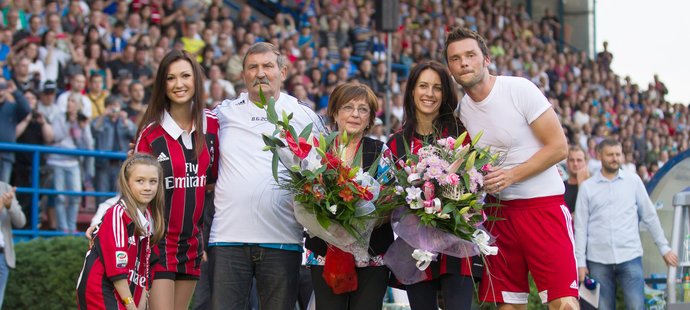 Marek Jankulovski s manželkou, rodiči a dcerami při rozlučce na Bazalech