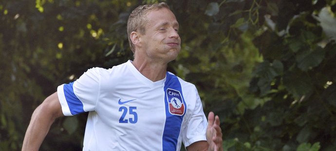 Čeští fotbalisté bez angažmá vyhráli ve čtvrtfinále turnaje FIFPro ve Švýcarsku po penaltovém rozstřelu. Ten výběru Vernera Ličky zajistil chvíli před koncem Jiří Jarošík.
