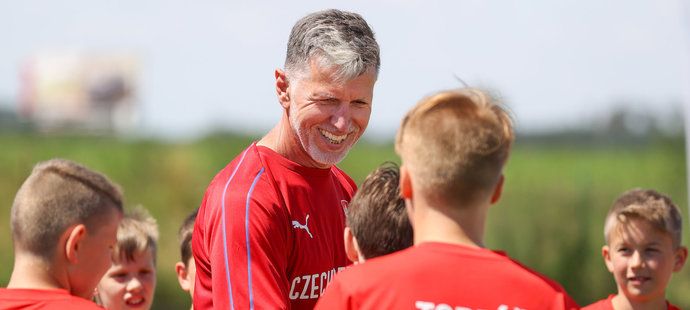Trenér reprezentace Jaroslav Šilhavý vedl děti ve Fotbalové škole Petra Čecha