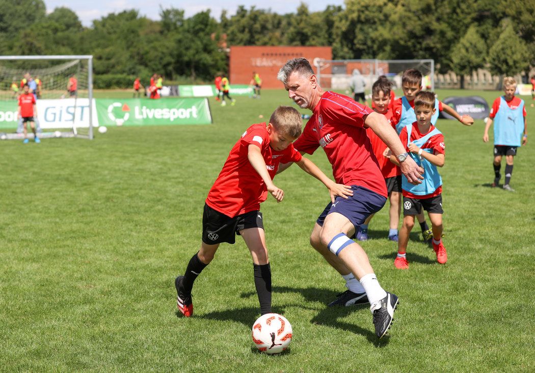 Trenér reprezentace Jaroslav Šilhavý vedl děti ve Fotbalové škole Petra Čecha