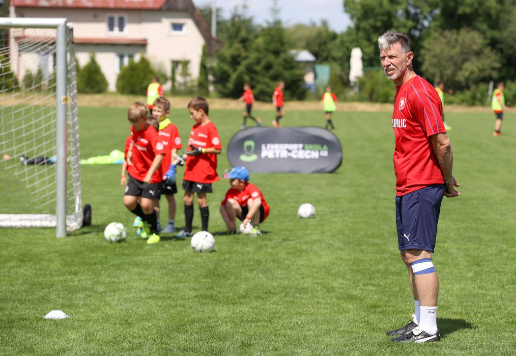 Trenér reprezentace Jaroslav Šilhavý vedl děti ve Fotbalové škole Petra Čecha