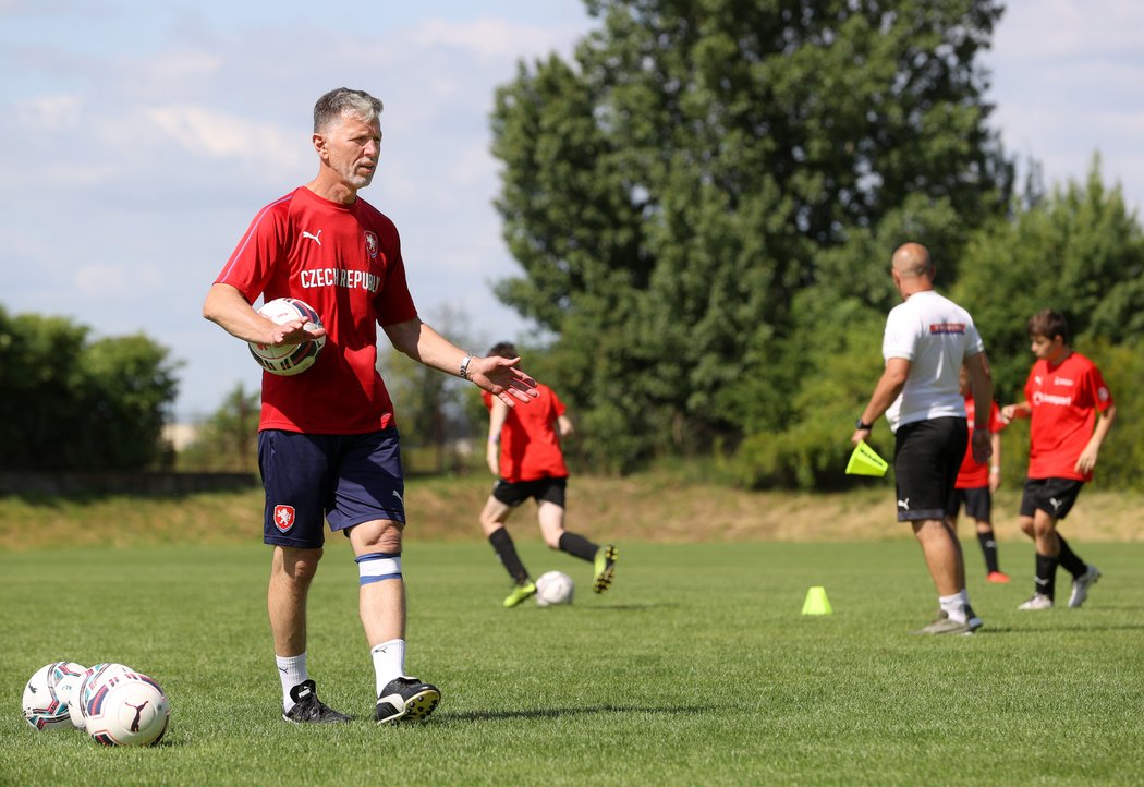 Trenér reprezentace Jaroslav Šilhavý vedl děti ve Fotbalové škole Petra Čecha