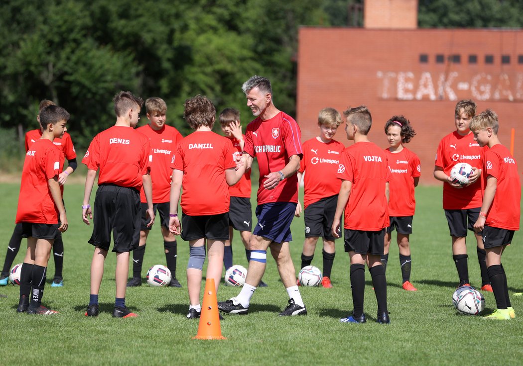 Trenér reprezentace Jaroslav Šilhavý vedl děti ve Fotbalové škole Petra Čecha