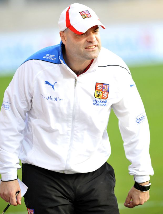 Kouč české jednadvacítky Jakub Dovalil přihlíží vítězství nad Řeckem Kouč české jednadvacítky Jakub Dovalil přihlíží vítězství nad Řeckem