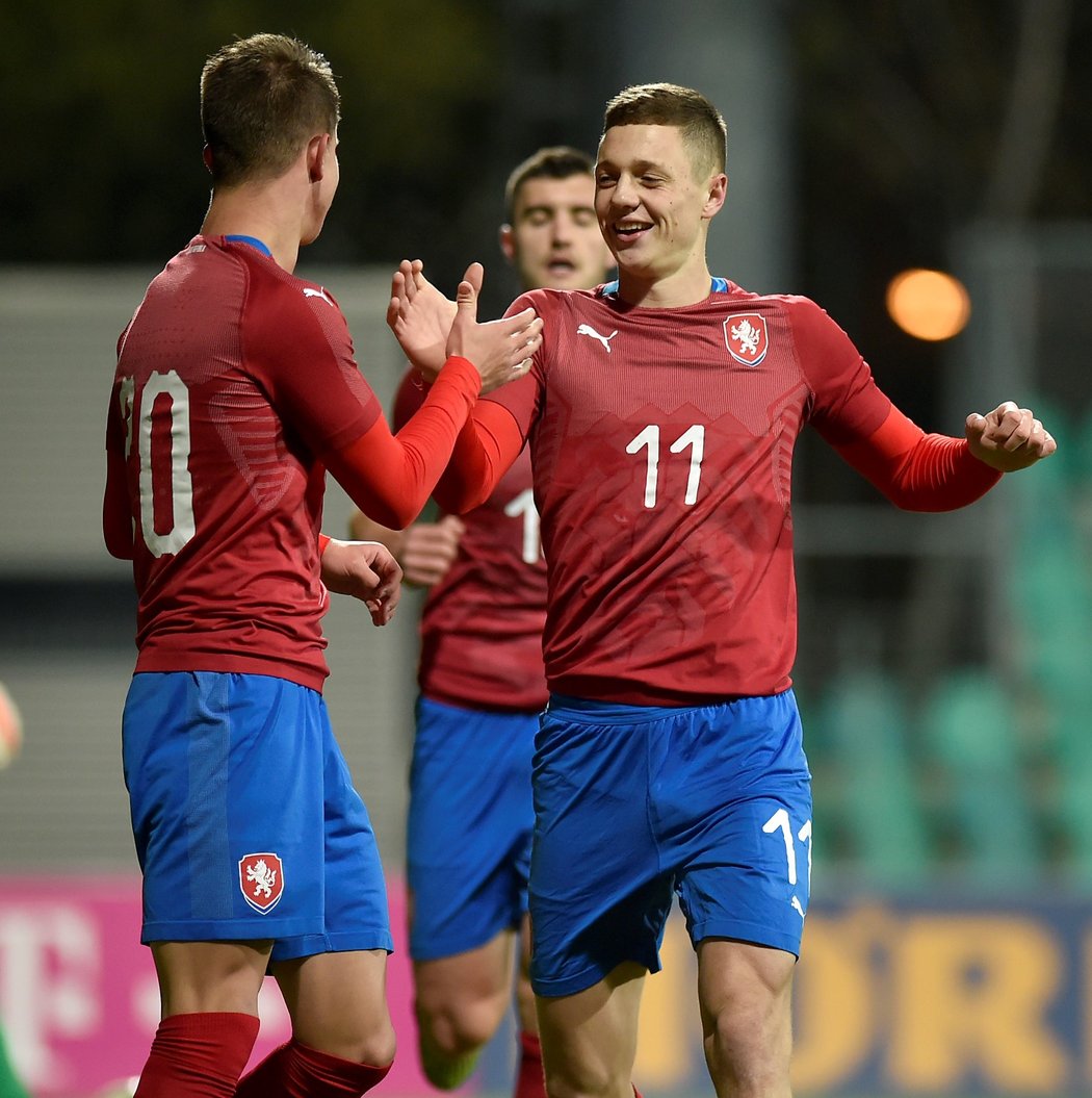 Ladislav Krejčí (11) oslavuje svůj gól za reprezentační výběr do 21 let proti San Marinu se spoluhráčem Adamem Hložkem