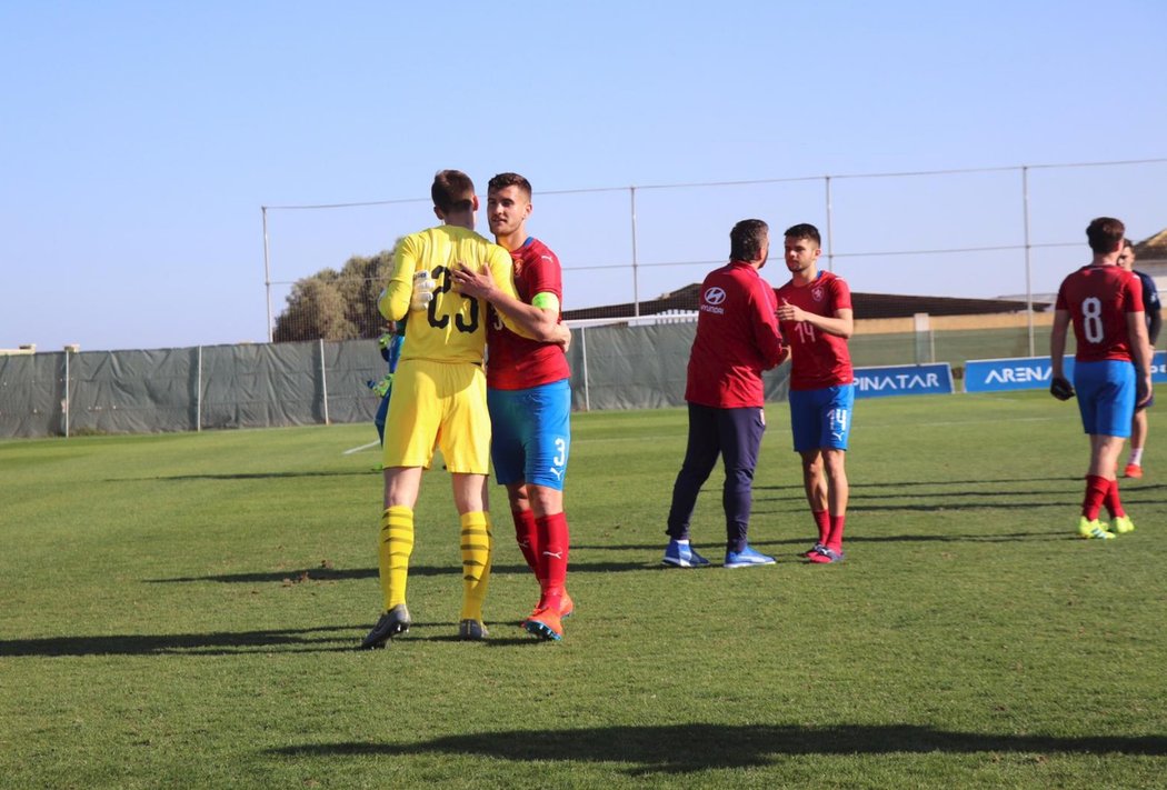 Čeští fotbalisté do jednadvaceti let vybojovali první vítězství pod koučem Karlem Krejčím