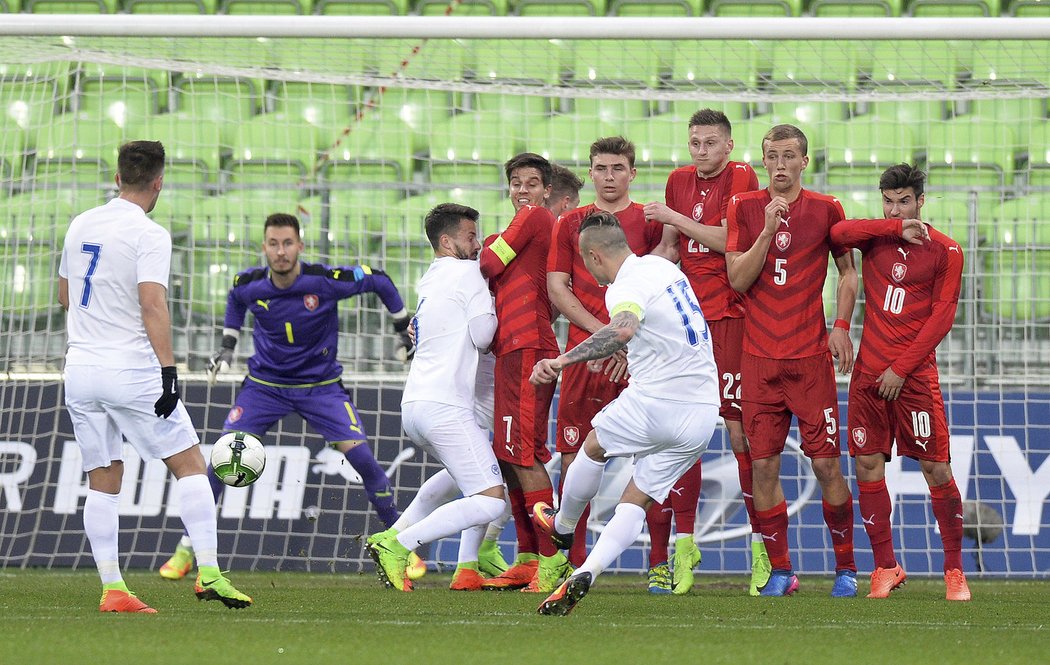 Slovák Adam Zreľák a jeho pokus z přímého kopu, střelu zlikvidoval brankář české jednadvacítky Luděk Vejmola