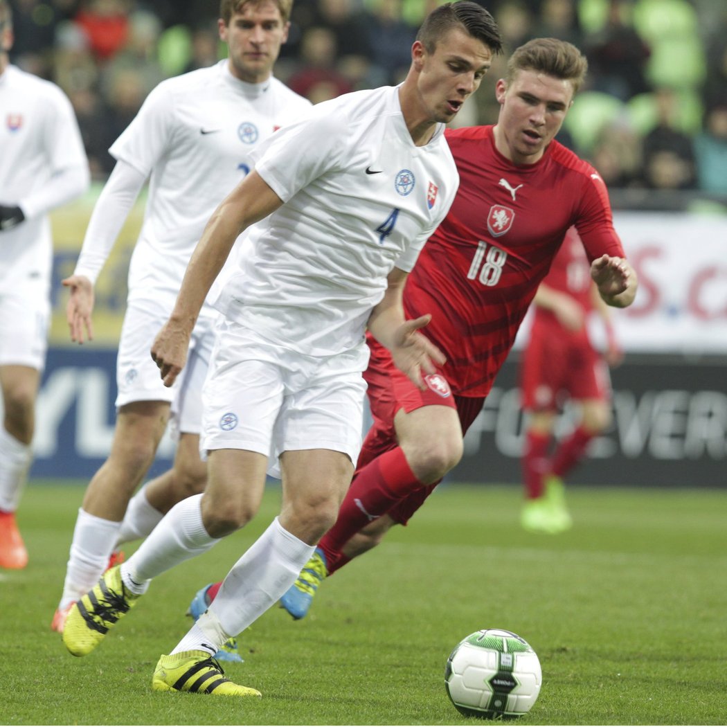 Michal Trávník (vpravo) nahání Martina Valjenta ze slovenské jednadvacítky