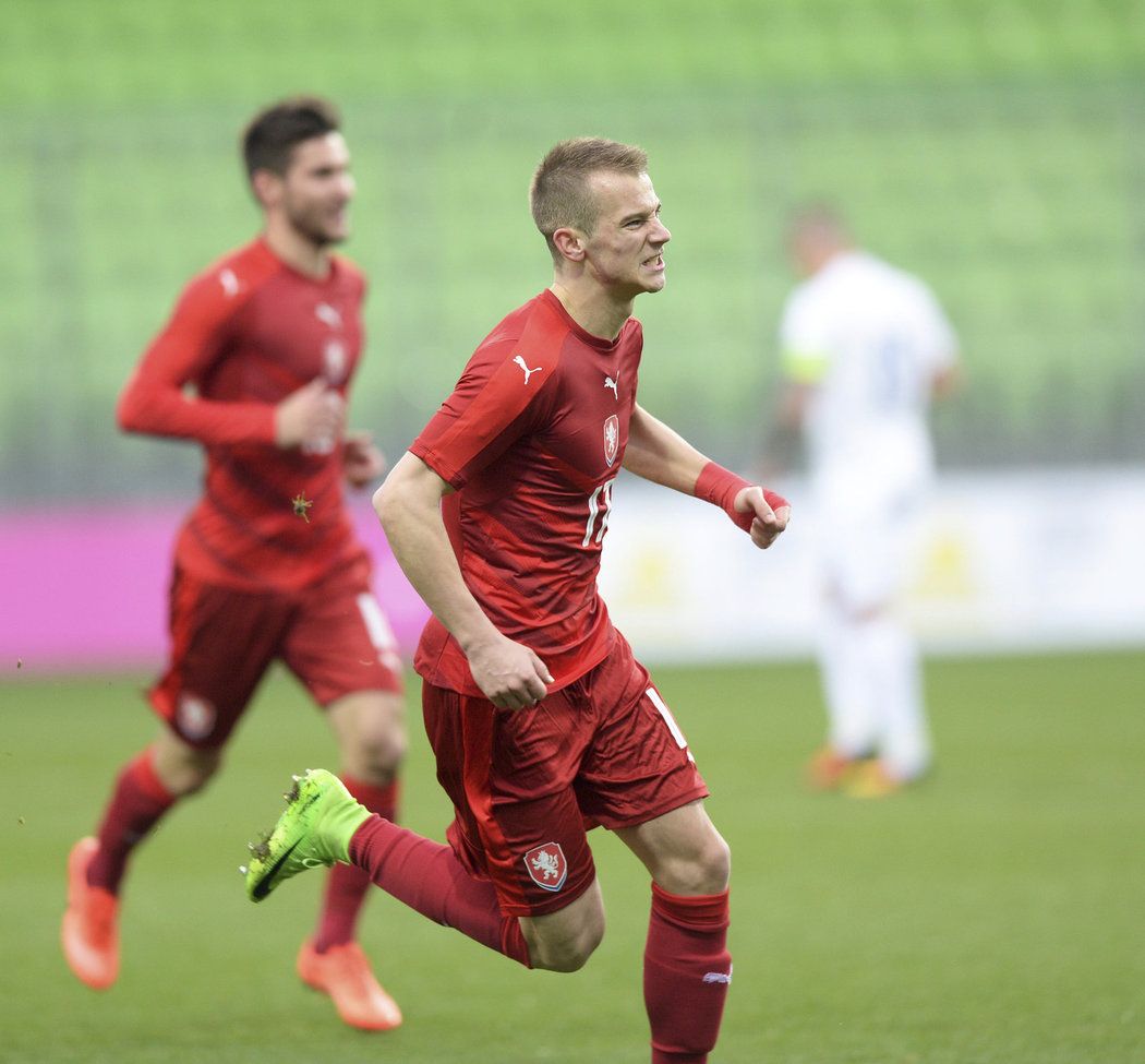 Václav Černý se raduje z prvního gólu v zápase české jednadvacítky proti Slovensku