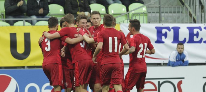Čeští fotbalisté do 21 let se radují z gólu v zápase se Slovenskem