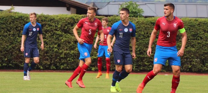 Česká jednadvacítka vyhrála i proti Slovensku. Na fotce v dresu Česka stopeři Dominik Plechatý a kapitán Matěj Chaluš