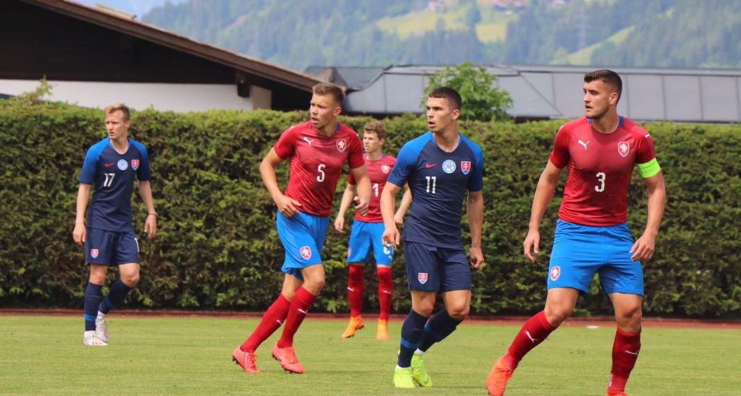 Česká jednadvacítka vyhrála i proti Slovensku. Na fotce v dresu Česka stopeři Dominik Plechatý a kapitán Matěj Chaluš