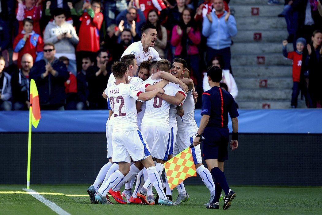 Čeští fotbalisté do jednadvaceti let se radují z gólu Jana Klimenta na 1:0 v zápase se Srbskem