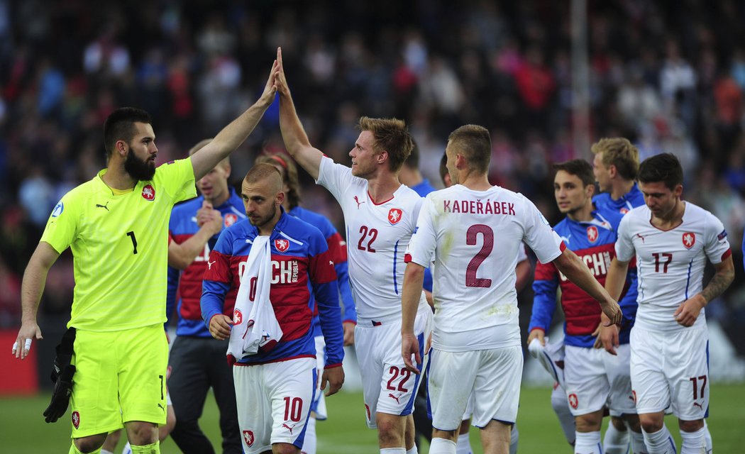 Tomáš Kalas se raduje po výhře nad Srbskem s brankářem Tomášem Koubkem, mezi nimi Jiří Skalák