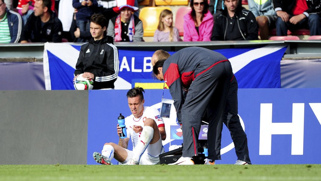 Zraněný Václav Kadlec v péči lékařů po svém zranění v zápase se Srbskem