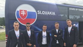 Na slovenské fotbalisty do 21 let čekal v Polsku autobus se špatným státním znakem.