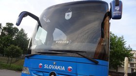 Oficiální autobus pro slovenské fotbalisty má na sobě špatný státní znak.