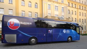 Slovenský dvojramenný kříž postrádá modré trojvrší.