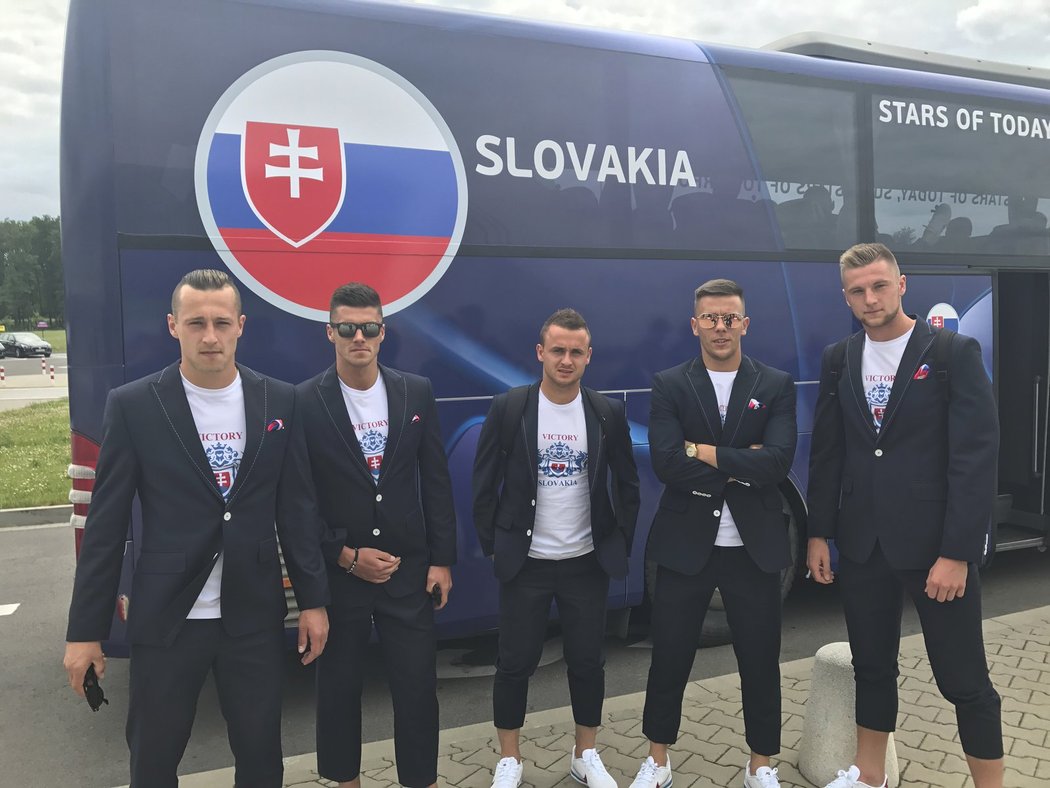 Na slovenské fotbalisty do 21 let čekal v Polsku autobus se špatným státním znakem