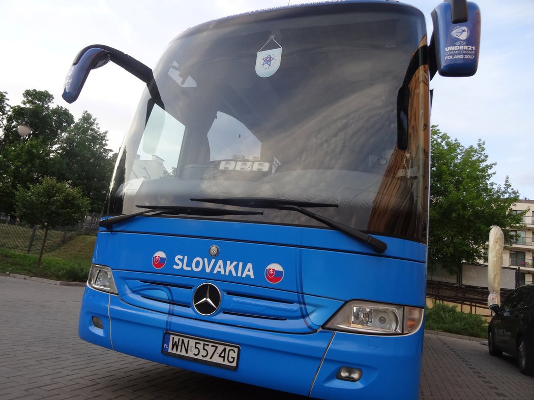 Oficiální autobus pro slovenské fotbalisty má na sobě špatný státní znak