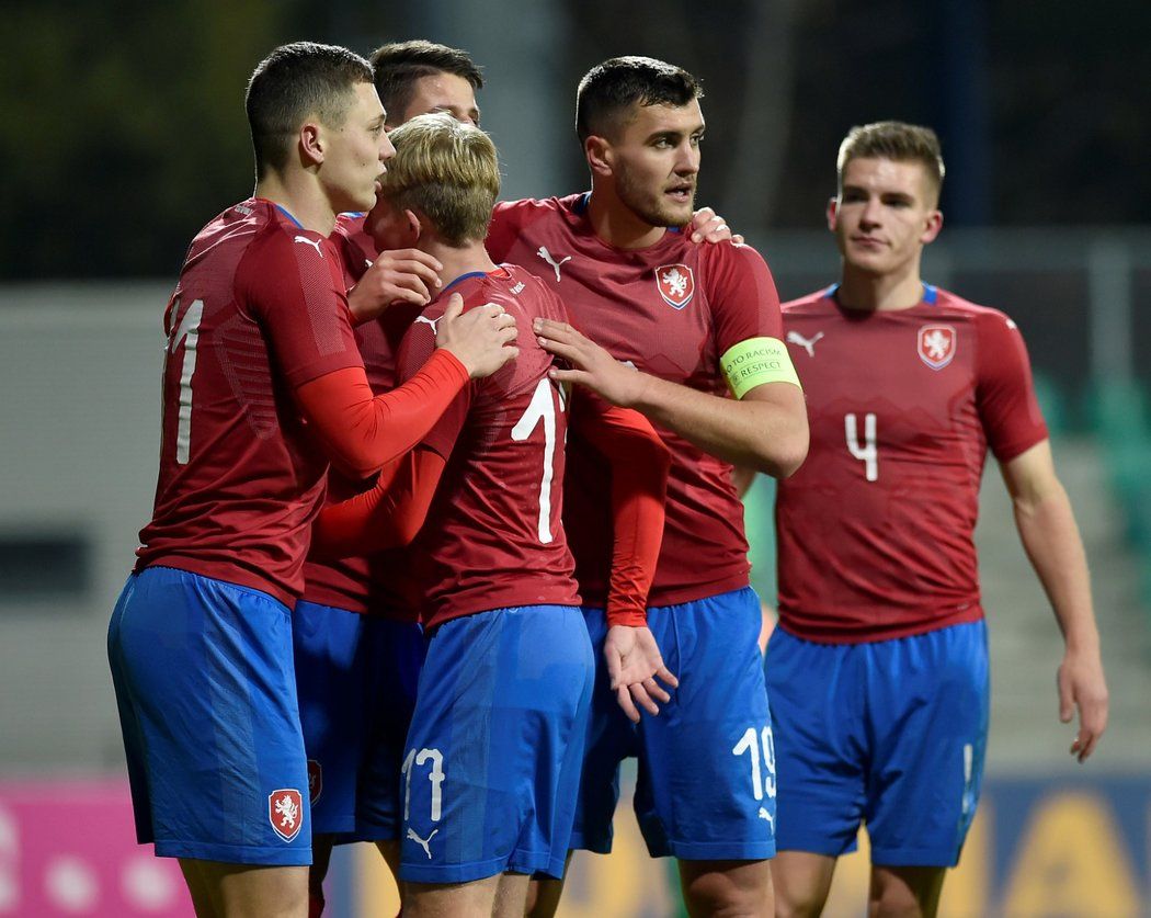 Čeští reprezentanti oslavují jednu z tref v zápase se San Marinem