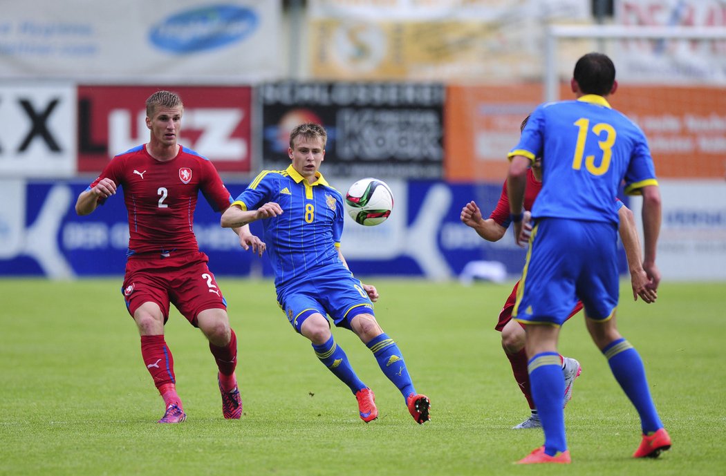 Jakub Jugas v souboji s ukrajinskou obranou