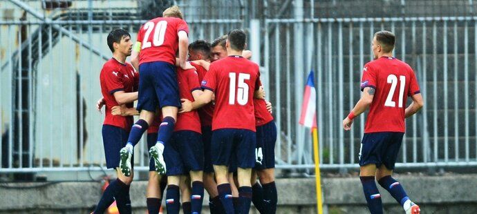 Česká jednadvacítka se raduje ze vstřeleného gólu proti Andoře