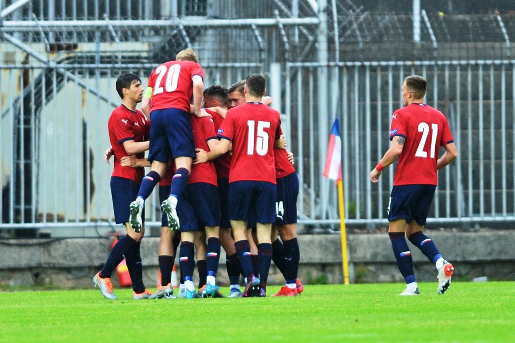 Česká jednadvacítka se raduje ze vstřeleného gólu proti Andoře